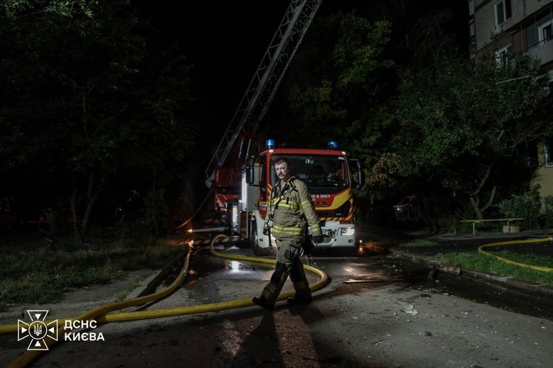 Нічна атака на Київ: пожежа у дев'ятиповерхівці та зміни руху
