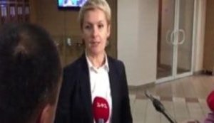 Действующий состав судей КС не имеет права рассматривать конституционность закона о люстрации, - Козаченко. ВИДЕО