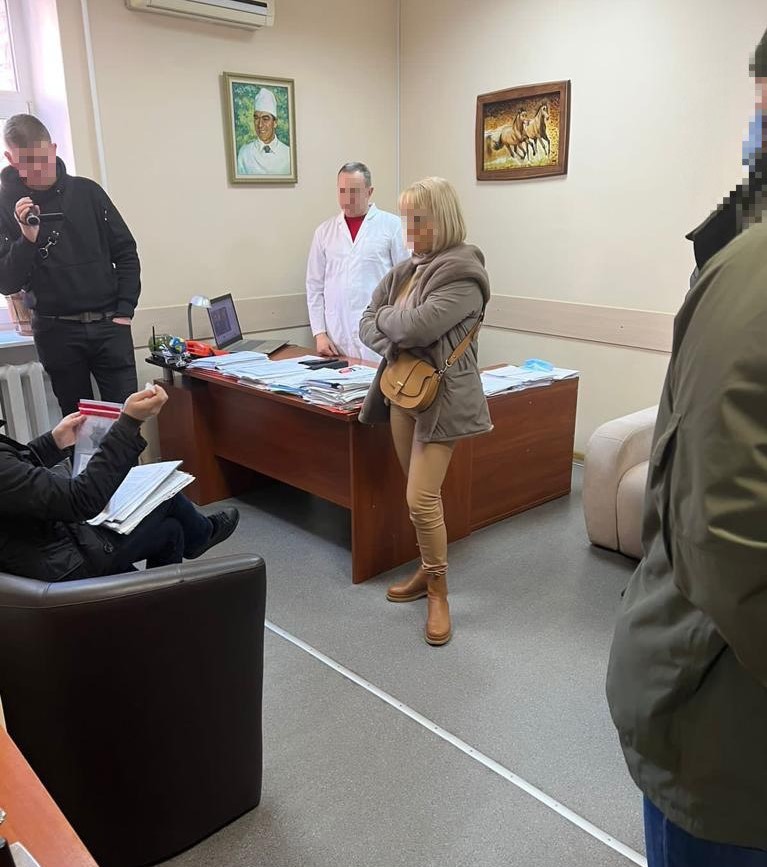 Врачи из 5 медучреждений и ВВК штамповали в Киеве мужчинам диагнозы для выезда за границу 05