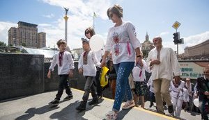 "Створимо українську культуру разом": "Мегамарш вишиванок" відбувається в Києві. ФОТО