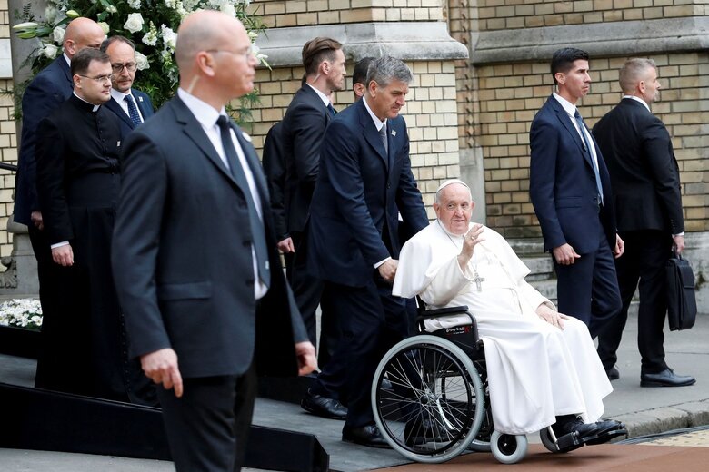 Pope met with Ukrainian refugees in Budapest 05
