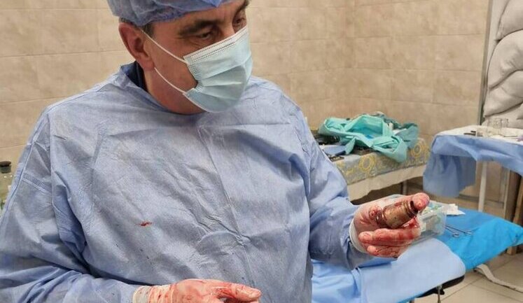 Операция в присутствии саперов: Из тела украинского защитника врачи достали неразорвавшуюся гранату ВОГ. ФОТО