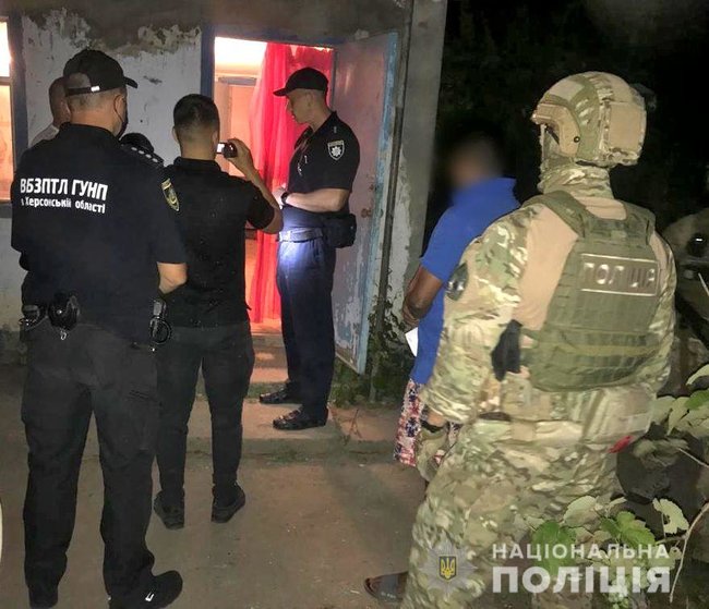 13 человек освободили из трудового рабства не Херсонщине: Люди по 15 часов ежедневно работали на полях местных фермеров 04