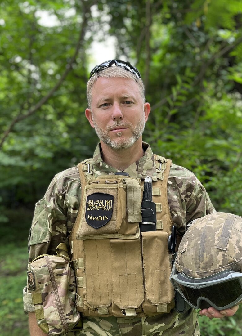 Водій-парамедик Саід Ісмагілов: Москалі мені пишуть, що вб’ють, що розстріляють. Я з цього просто сміюсь. Кажу: якщо ти такий хоробрий, приїжджай на передок, постріляємось… 01