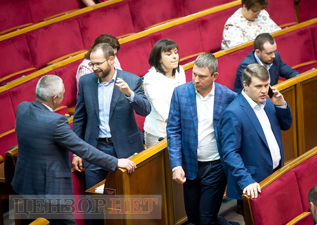 Ляшко і Богуслаєв вивчають газету, Семерак в оточенні нардепів та обійми Ричкової і Полторака, - день роботи ВР 18 травня 09