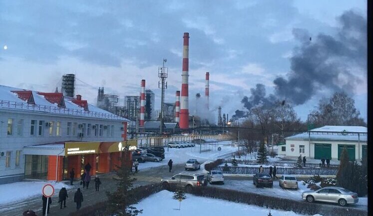 Беспилотники атаковали нефтеперерабатывающий завод в российской Сызрани. ВИДЕО+ФОТО