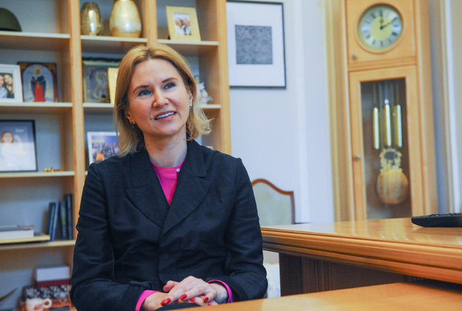 Віцеспікерка ВР Олена Кондратюк: Зараз, на жаль, відбувається імітація парламентаризму. Виглядає, що парламент втрачає велику суб’єктність, яку він мав усі роки 01 Віцеспікерка ВР Олена Кондратюк: Зараз, на жаль, відбувається імітація парламентаризму. Виглядає, що парламент втрачає велику суб’єктність, яку він мав усі роки 01