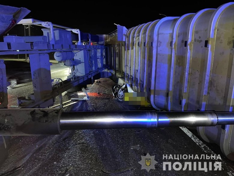 Фура раздавила такси в Харькове – есть погибшие 01