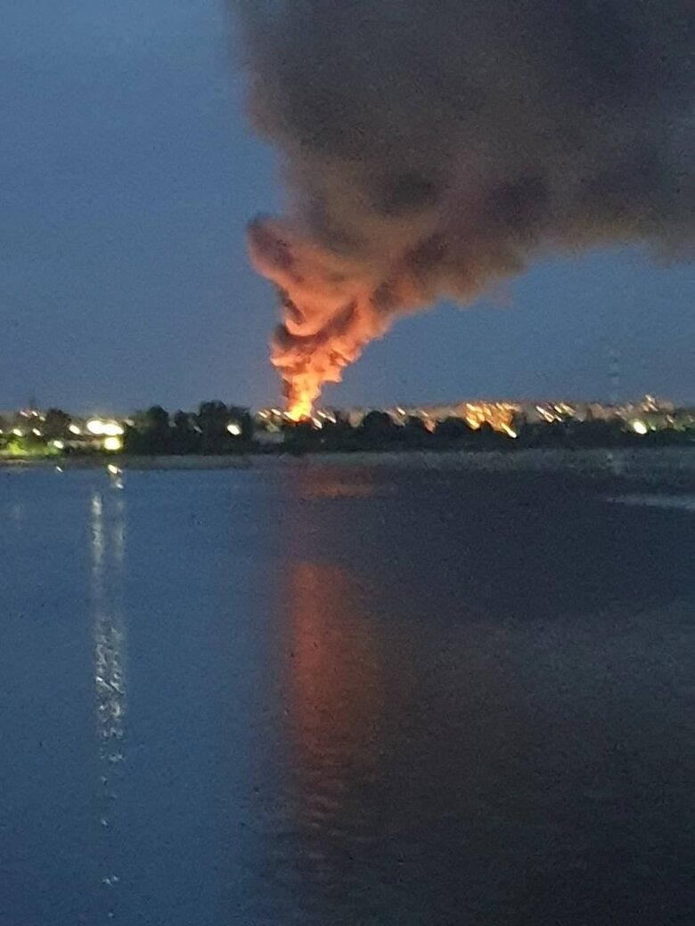 У Воронежі горить склад пластмасових виробів 04