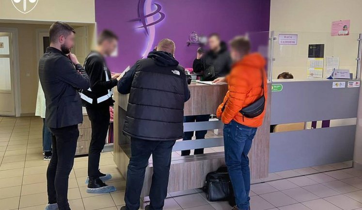 З Німеччини екстрадовано жінку, яка торгувала дітьми під прикриттям сурогатного материнства. ФОТОрепортаж