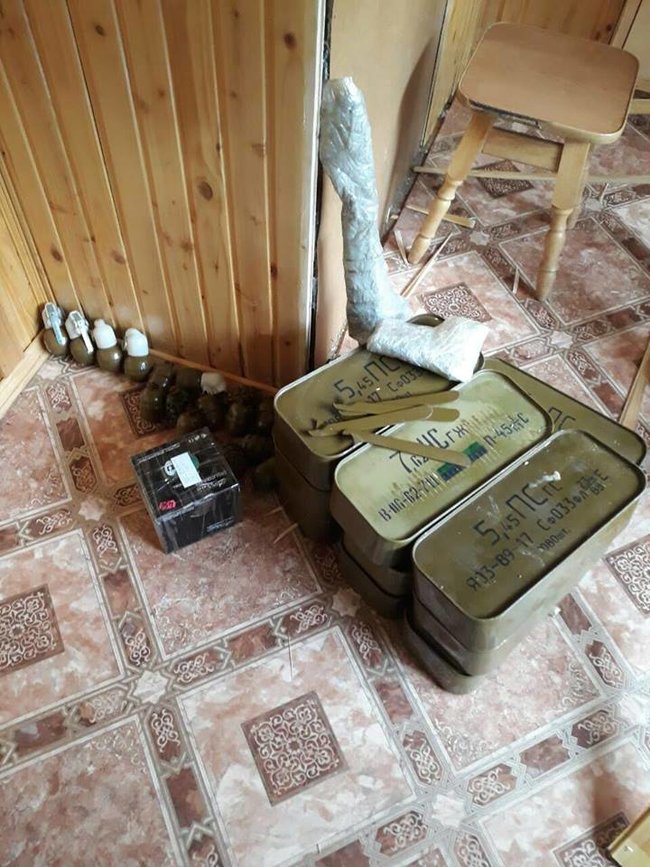 Поліція в Івано-Франківській області вилучила у військового пенсіонера-прапорщика 22 гранатомети, понад 20 гранат, автомат, пістолет і патрони, - Аброськін 01