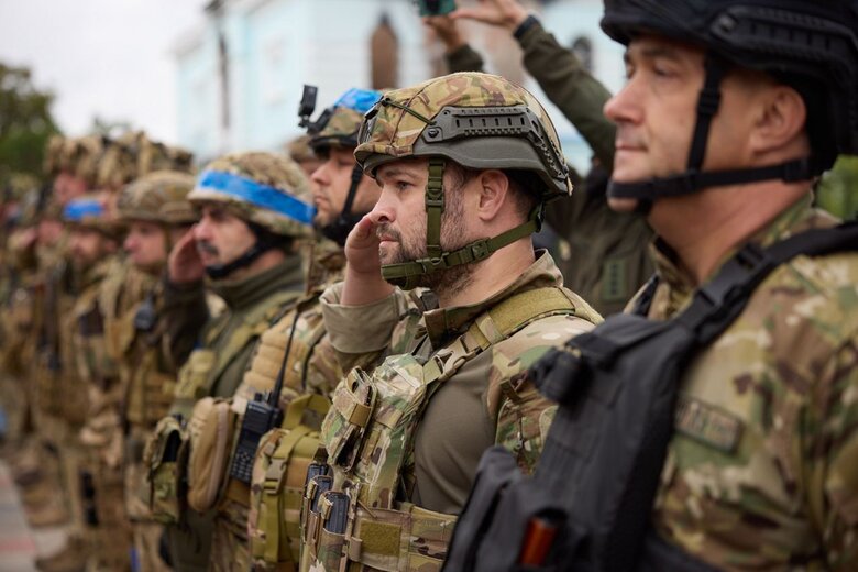 Зеленський приїхав у визволений від російських окупантів Ізюм 02
