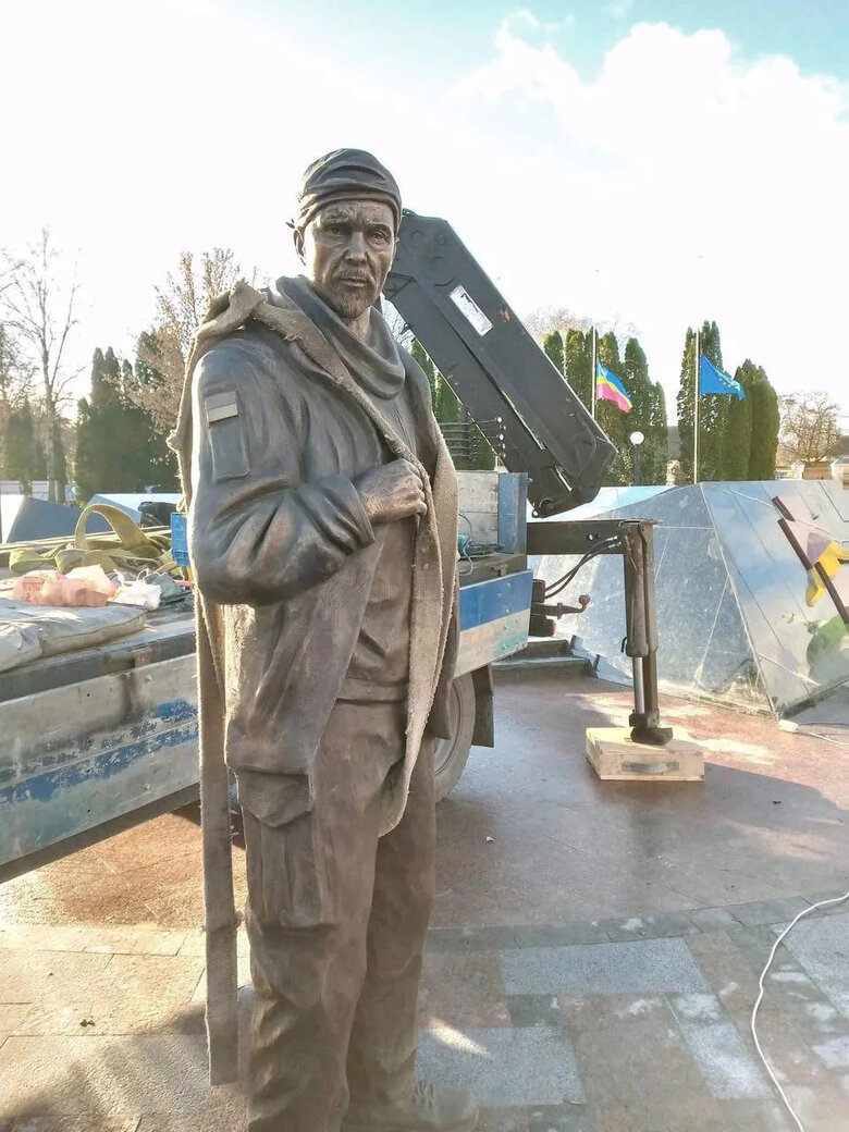 Пам’ятник Герою України Олександру Мацієвському, якого рашисти розстріляли за слова Слава Україні!, встановили у Ніжині 03
