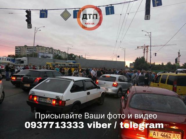 Протестувальники в Києві перекрили вулицю Братиславську, виступаючи проти знесення парковки 01