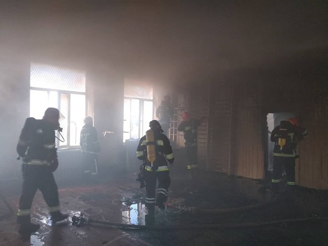 У школі Хмельницького сталася пожежа, дітей евакуювали, - ДСНС 04