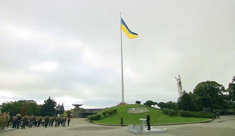Зеленський привітав українців із Днем прапора: Люди на ТОТ бережуть його, бо знають - ми свою землю не подаруємо окупанту. ВIДЕО