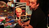 Новая постановка о жулике: театр обклеили афишами с «зацелованным» Путиным. ФОТО