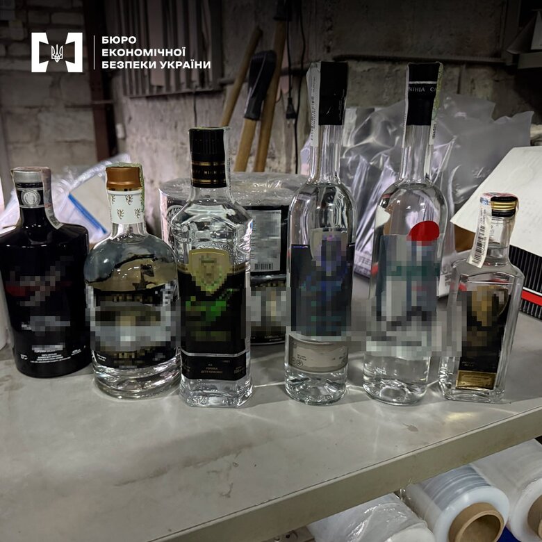 БЕБ знайшло склад алкоголю з підробними акцизними марками