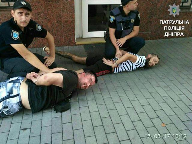У Дніпрі невідомі блокували приміщення будівлі поліції 01