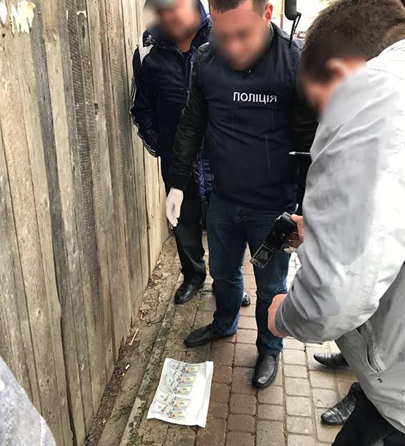 В Ивано-Франковской области на взятке в 500 долларов США задержан чиновник пенитенциарной службы 03