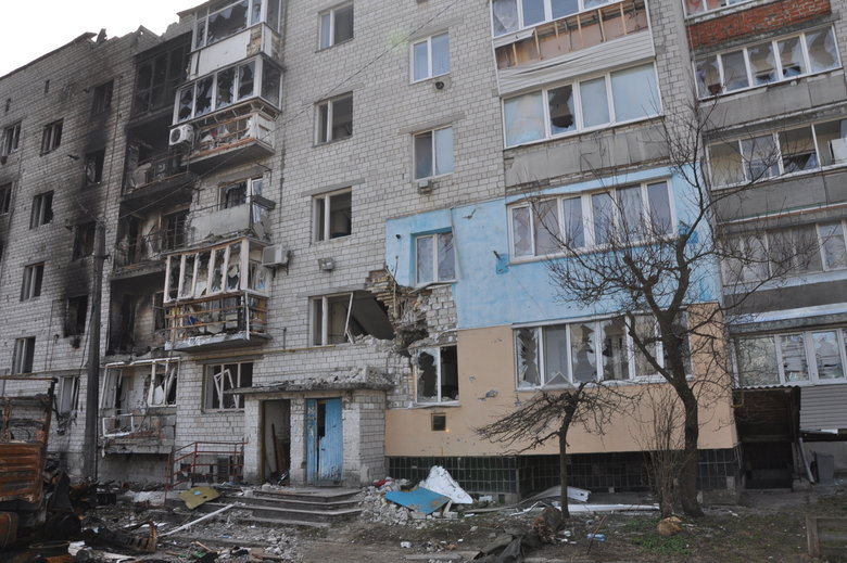 Розбомблені будинки, школа, бібліотека, вирви на дорогах та потрощені автомобілі: наслідки російської окупації в Макарові 13