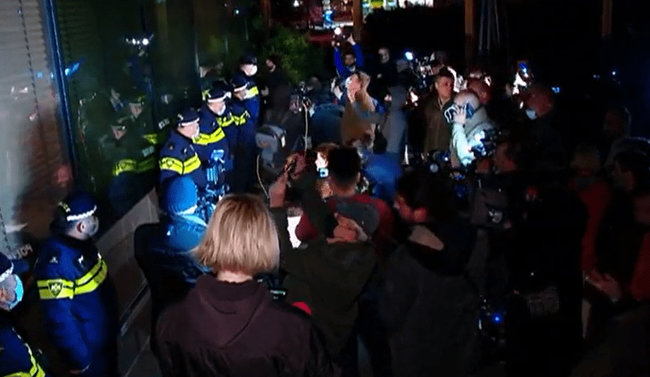 У Тбілісі відбулися протести через Познера, який приїхав святкувати день народження: готель, де він зупинився, закидали яйцями 03