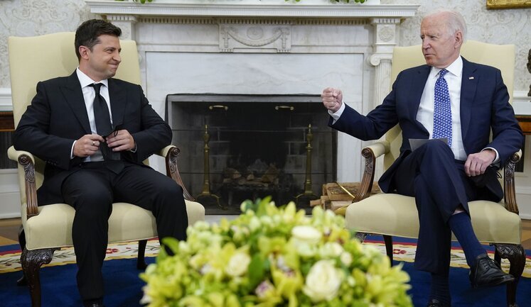 Зеленський "провалив" першу зустріч із Байденом. Той був розлючений, - The Guardian