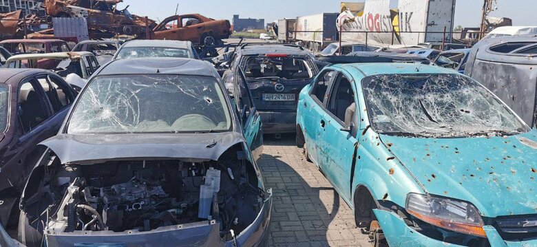 Ринок Азовський у Маріуполі перетворився на автокладовище 04