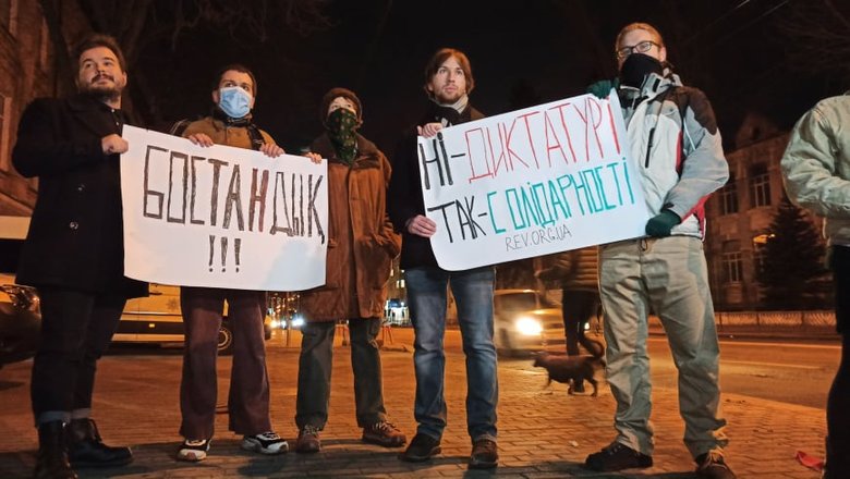 Украинцы у посольства Казахстана выразили поддержку протестующим 04