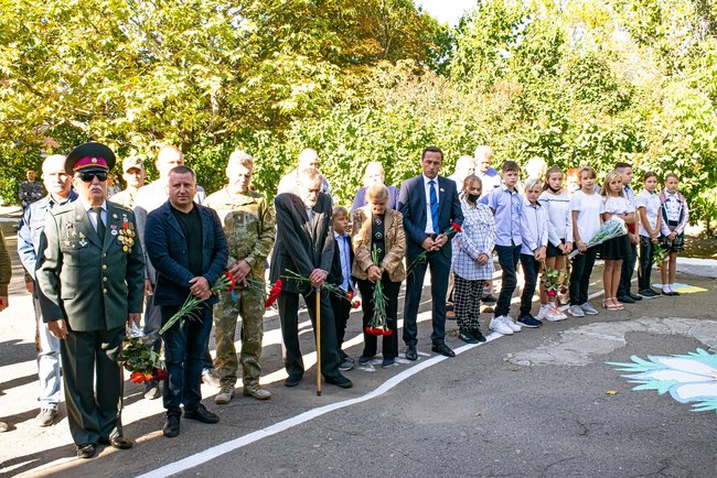 Меморіальну дошку загиблому на Донбасі матросу Денисові Юшку відкрили на Миколаївщині 04