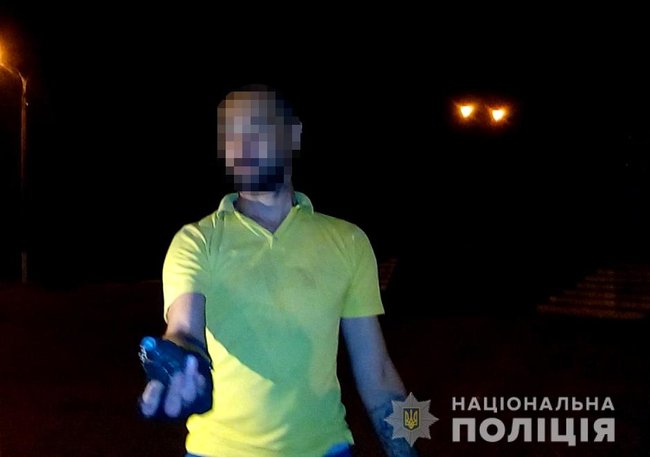 Поліція на Дніпропетровщині затримала чоловіка, який погрожував перехожим підірвати гранату Ф-1 01