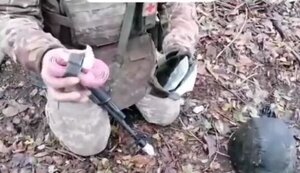 Бойовий медик показав вміст штатної аптечки російських військових, зробленої у 2022 році: "Бандаж, джгут та інструкція". ВIДЕО