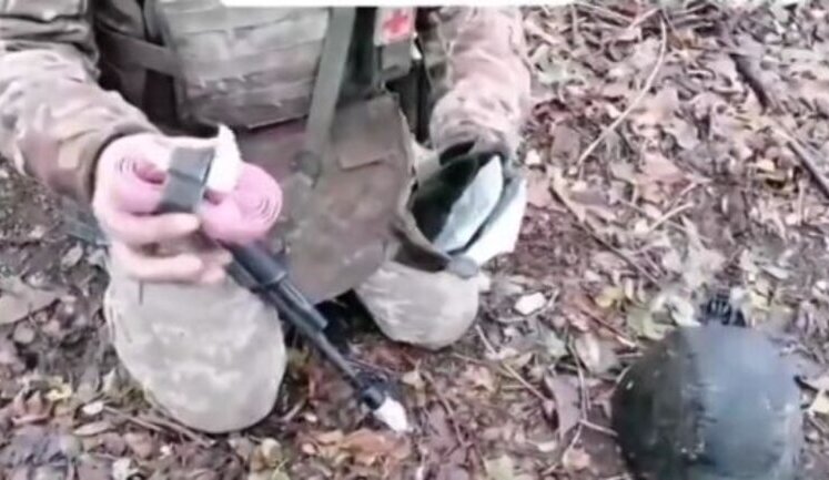Бойовий медик показав вміст штатної аптечки російських військових, зробленої у 2022 році: "Бандаж, джгут та інструкція". ВIДЕО
