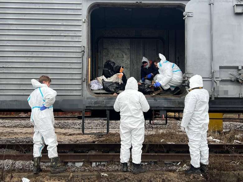 Приходится брать костный мозг: в полиции рассказали о сложностях опознания погибших в Изюме 01