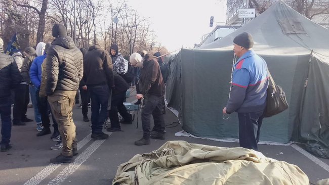 Митингующие против рынка земли установили под Радой палатки 33