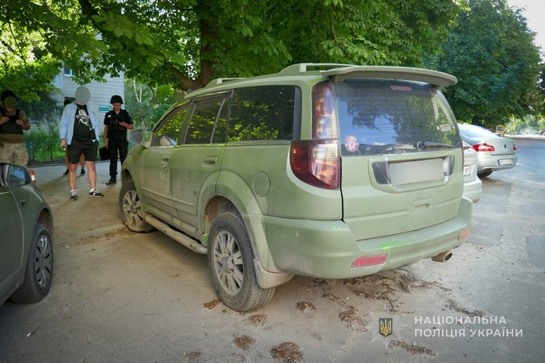 У Сумах чоловік викрав з автівки військового спорядження