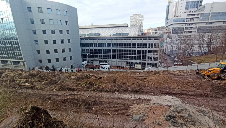 На Черепановой горе в Киеве вырубили деревья ради очередной застройки: активисты повалили строительный забор, полиция не вмешивалась 11