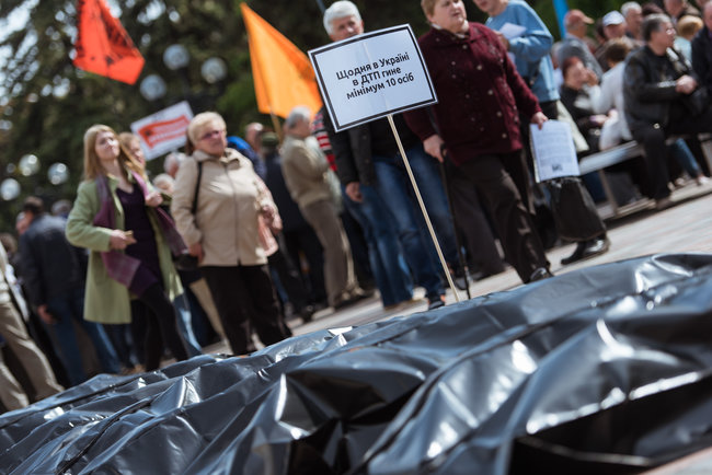 Під Раду принесли трупи жертв ДТП 01