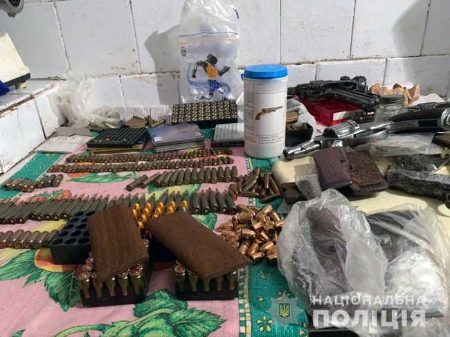 Пістолети, набої і наркотики виявили в мешканця Словянська 01