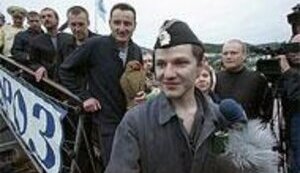 ОНИ ВЫПЛЫЛИ. РОССИЙСКИЕ ПОДВОДНИКИ СПАСЕНЫ АНГЛИЙСКИМ ФЛОТОМ. (Ъ)