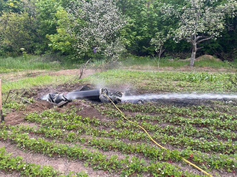 Обломки сбитой ракеты во дворе частного дома в Киеве 01