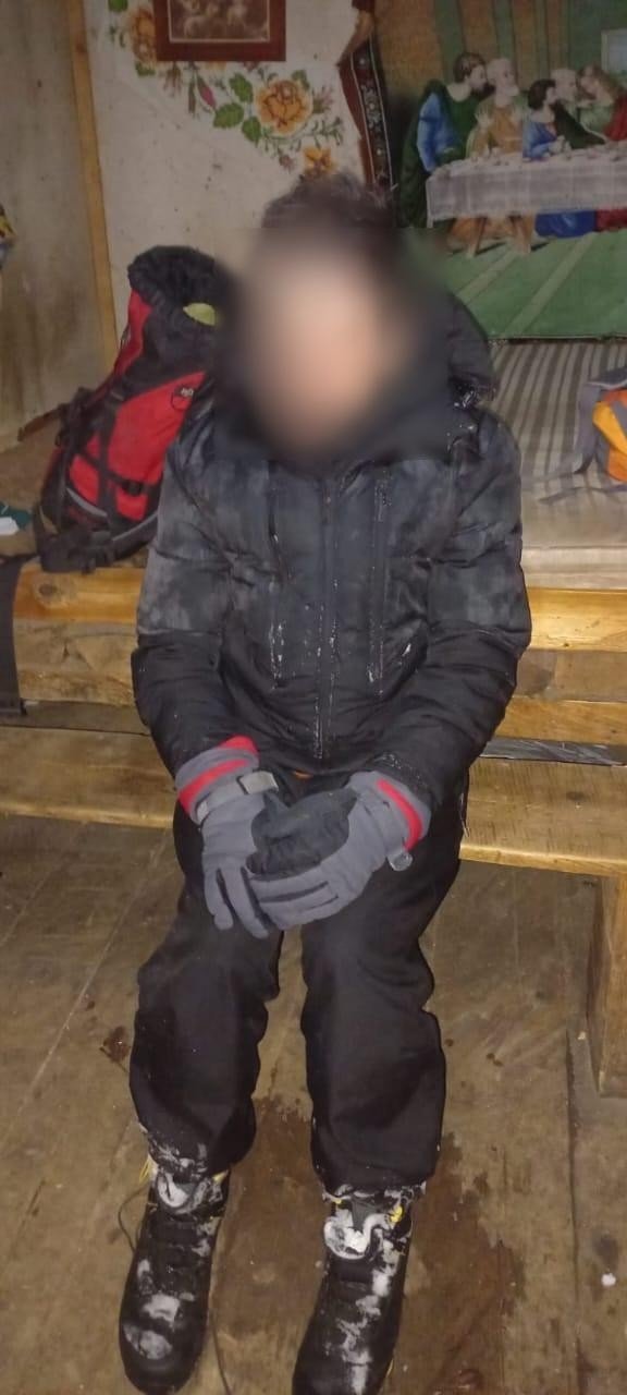 Прикордонники врятували порушника у засніжених Карпатах