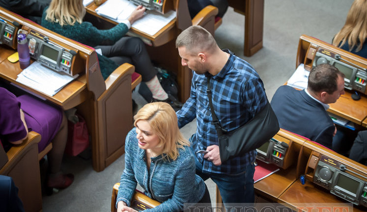 Провал по голосованию за аудитора НАБУ, Парасюк с перевязанной рукой и ликующий Соболев: как прошел день в Раде. ФОТОрепортаж