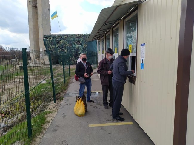 Российско-оккупационные войска продолжают полностью блокировать работу пяти КПВВ на Донбассе, - штаб ООС 01