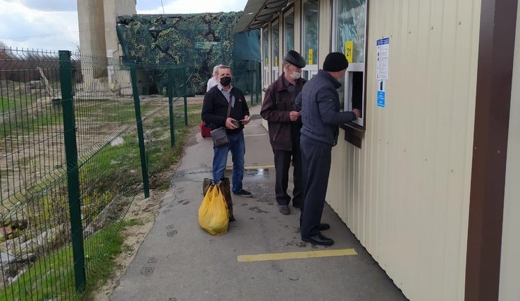 Боевики продолжают блокировать КПВВ на линии разграничения. Из семи пунктов пропуска работает только один - в Станице Луганской, - штаб ООС. ВИДЕО