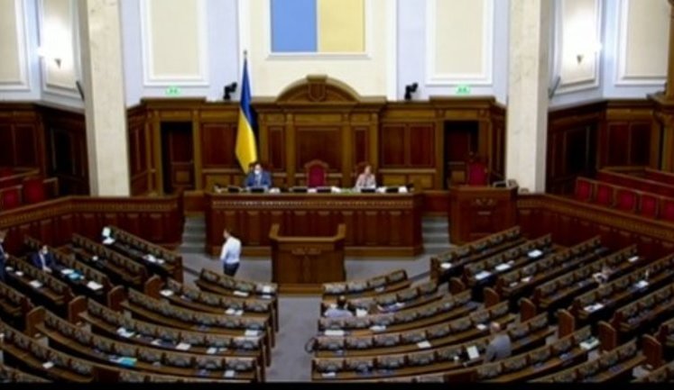Стефанчук незадоволений тим, що в п'ятницю у Раді залишаються не більш ніж 20 нардепів: "Із сумом дивлюся на зал"