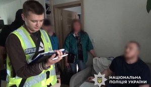 Знімав "порчу" та "шукав" безвісти зниклих: у Києві викрили псевдомольфара. ФОТОрепортаж