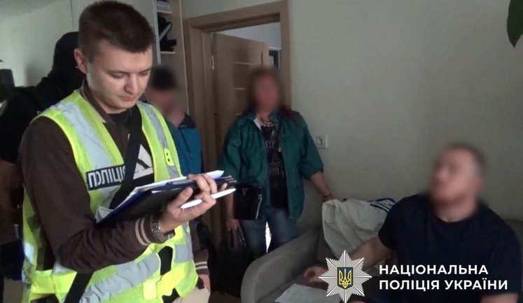 Знімав "порчу" та "шукав" безвісти зниклих: у Києві викрили псевдомольфара. ФОТОрепортаж