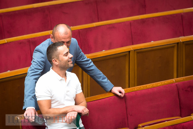 Шмигаль доповідає в напівпорожньому залі, Тищенко погрожує пальцем Арахамії, Васильєв і Ананченко ділять 6,7 млн, - день роботи Ради 16 липня 09 Шмигаль доповідає в напівпорожньому залі, Тищенко погрожує пальцем Арахамії, Васильєв і Ананченко ділять 6,7 млн, - день роботи Ради 16 липня 09