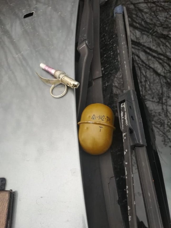Поліція на Дніпропетровщині застосувала зброю, щоб затримати євробляхера з гранатами 04